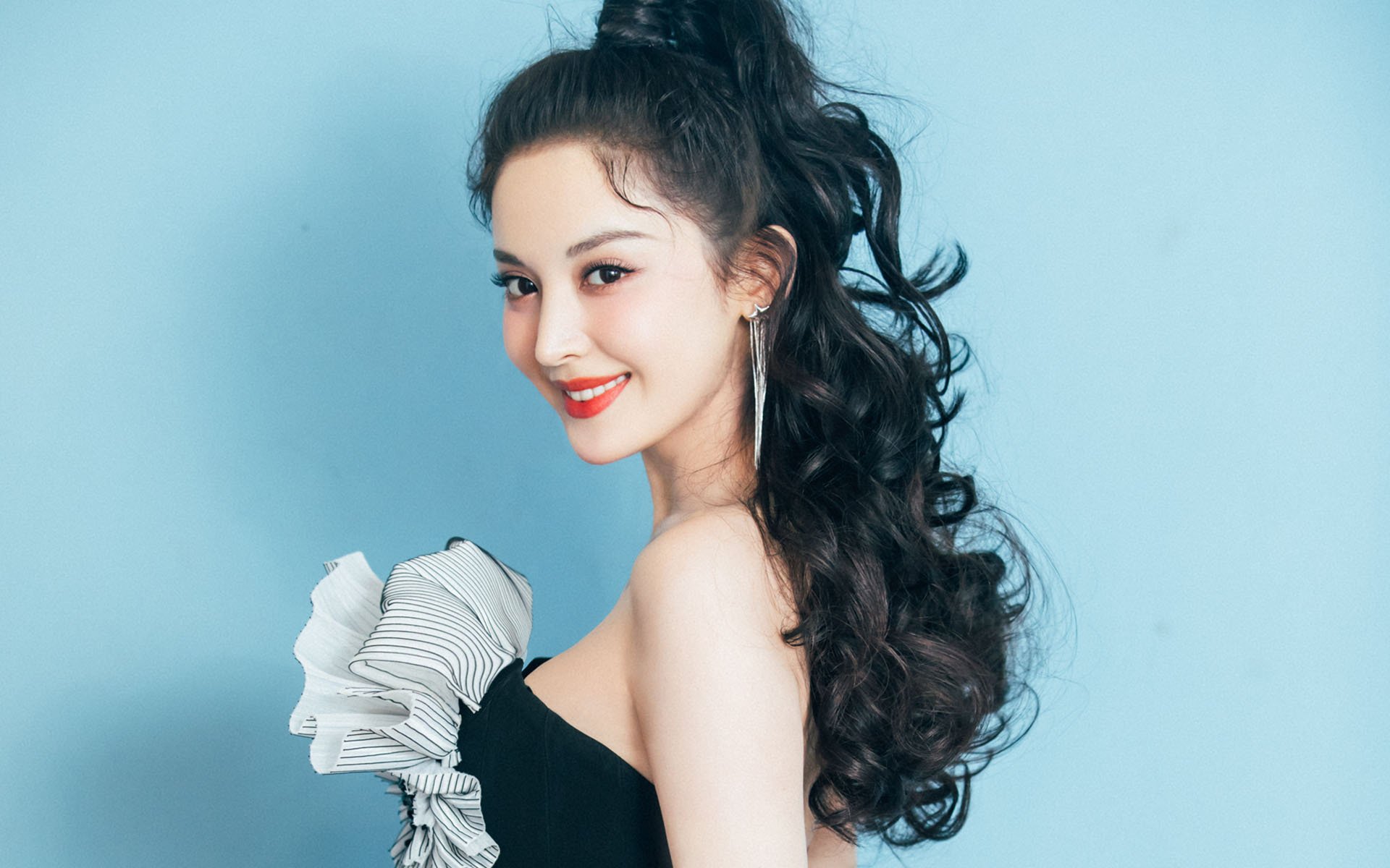 爱游戏app-湖人大胜尼克斯，詹姆斯三节打卡轻取30+，詹姆斯湖人进攻集锦