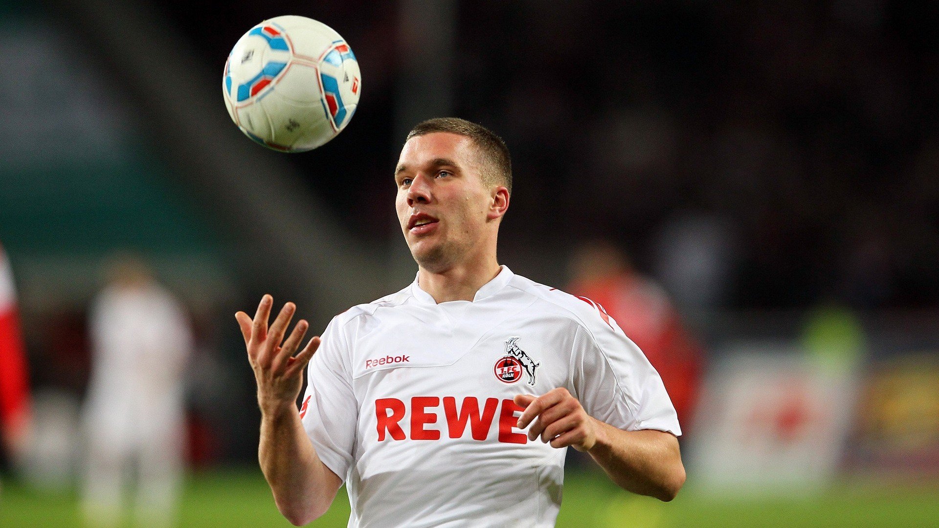 虚拟现实比赛直播：真人与虚拟交相辉映，虚拟现实大赛