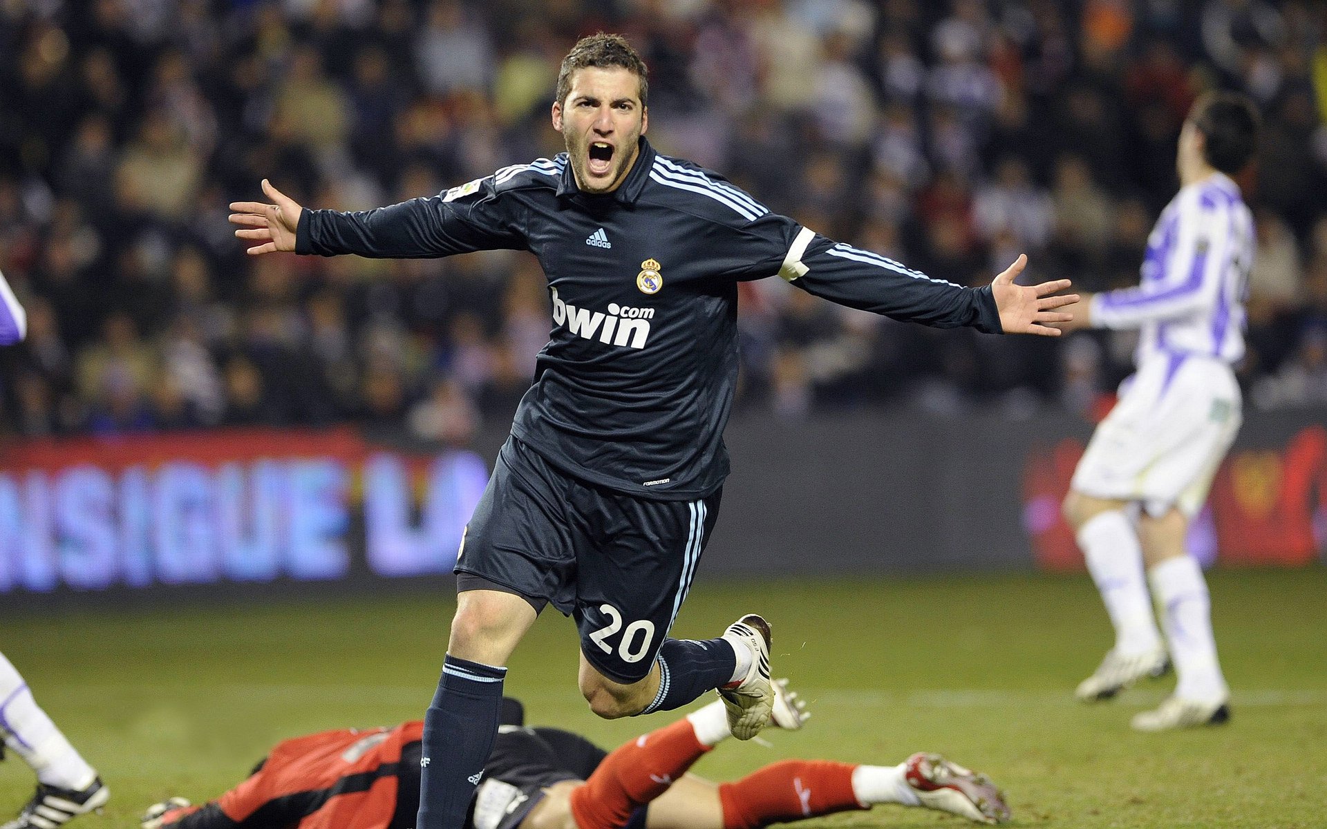 逆境中的“钢铁战队”——不屈不挠的足球精神，钢铁战队是哪个公司